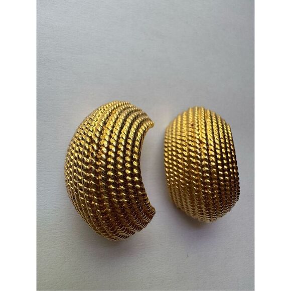80s Vintage MiMi Di N Signed Chunky Round Embossed Gold Tone Clip On Earrings - Picture 4 of 8